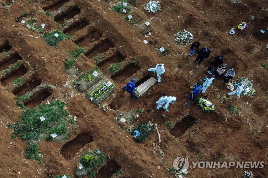 BRAZIL-HEALTH-VIRUS-CEMETERY