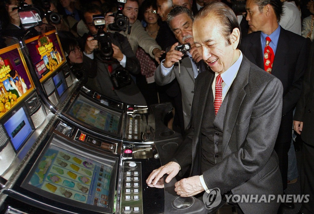 FILES-HONG KONG-MACAU-CHINA-ECONOMY-GAMING