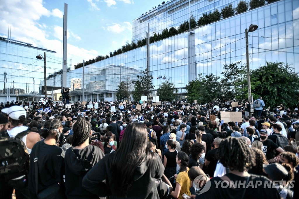 2일 프랑스 파리 지방법원 앞에서 2016년 경찰에 연행된 뒤 숨진 흑인 청년 아다마 트라오레를 기리며 경찰에 항의하는 집회가 열려 인파가 몰린 모습. 파리경찰청이 집회 개최를 불허했지만, 시위대는 집회를 강행했다. [AFP=연합뉴스]