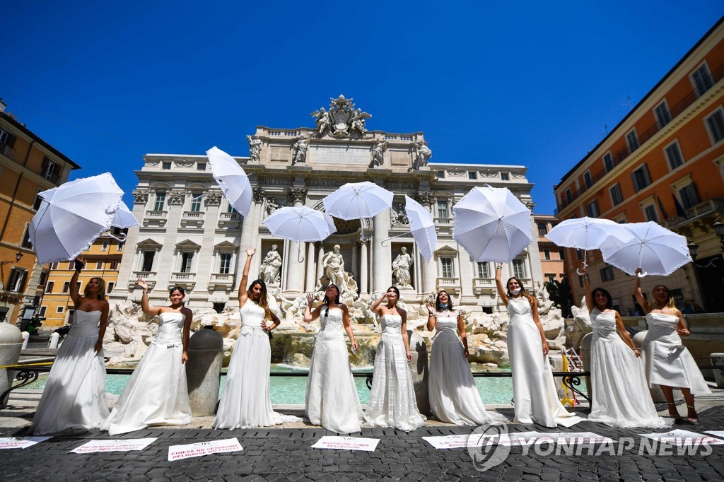'코로나19 규제없는 결혼 하고싶다'…이탈리아 신부들 드레스 시위