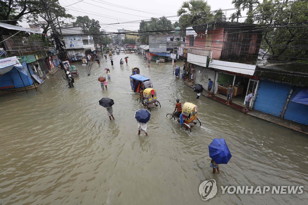TOPSHOT-BANGLADESH-FLOOD-WEATHER