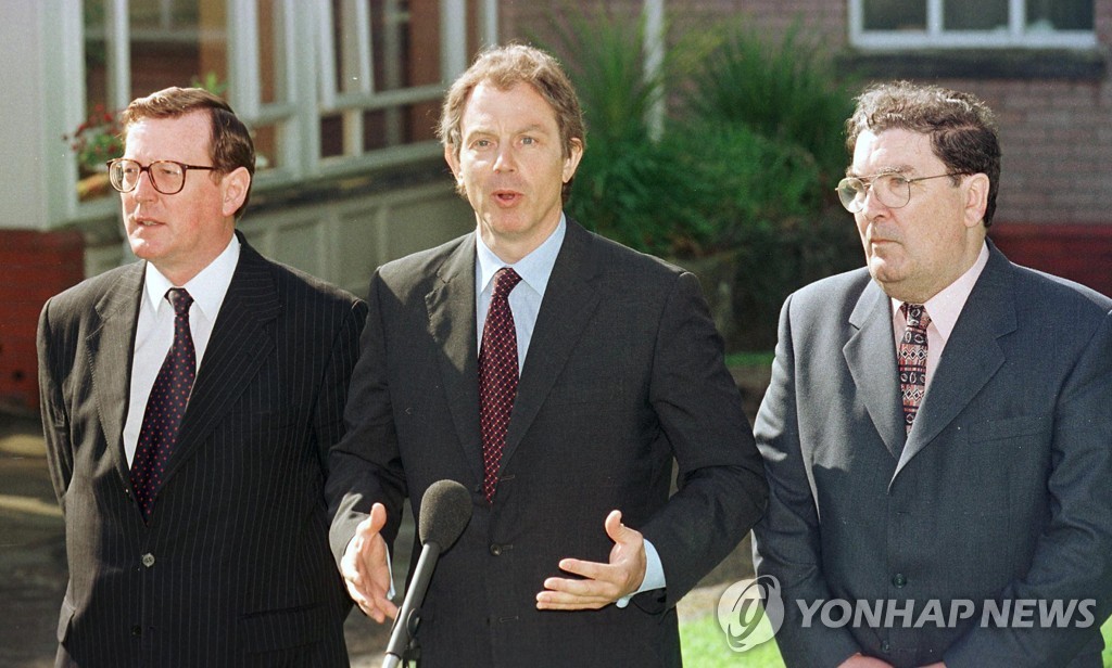 1998년 당시 토니 블레어(가운데) 영국 총리와 함께 한 존 흄(오른쪽) SDLP 대표 [AFP=연합뉴스] 