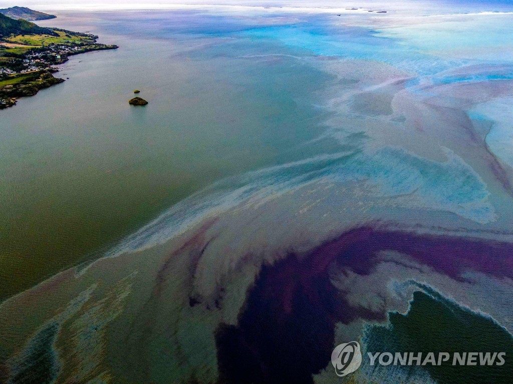 MAURITIUS-ENVIRONMENT-DISASTER-OIL