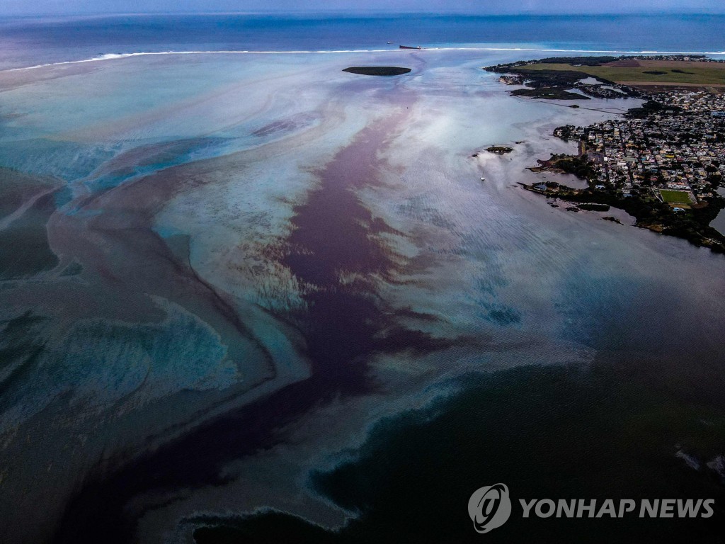 MAURITIUS-ENVIRONMENT-DISASTER-OIL