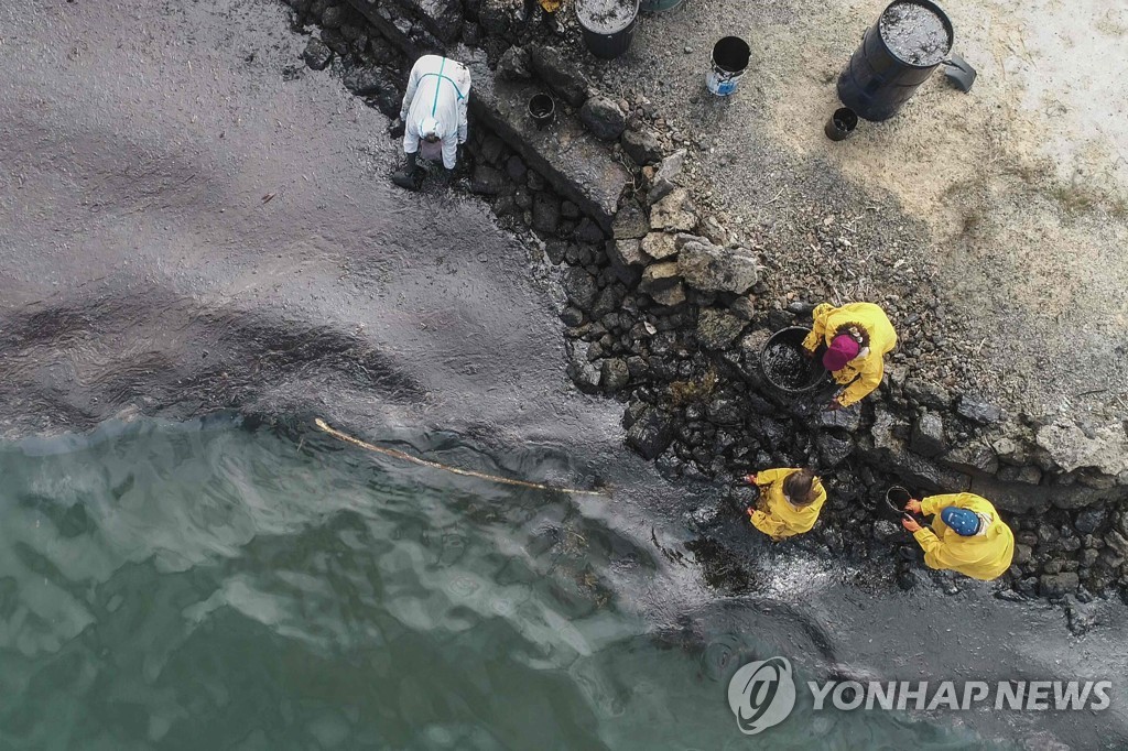 MAURITIUS-ENVIRONMENT-DISASTER-OIL