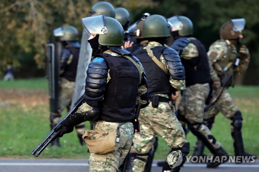 (민스크 AFP=연합뉴스) 시위대 진압 나선 보안요원들