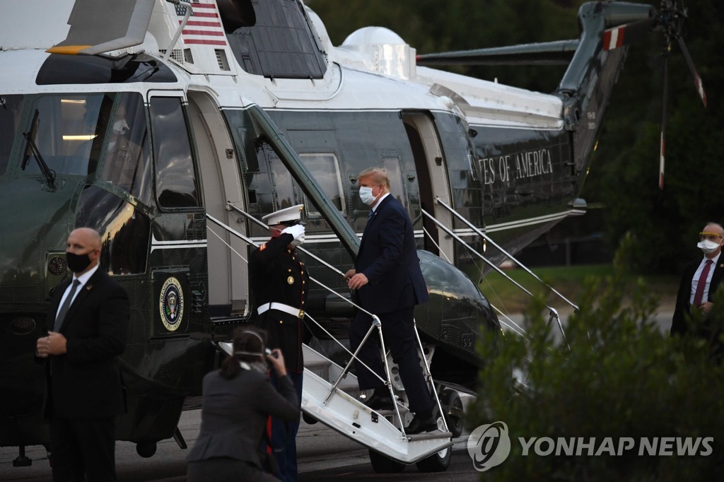 미국 대통령 전용헬기 '마린원'을 타고 월터 리드 군병원을 떠나는 트럼프 대통령