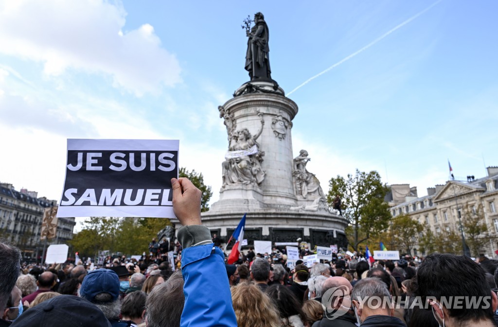 프랑스 파리 레퓌블리크 광장을 가득 메운 시위대