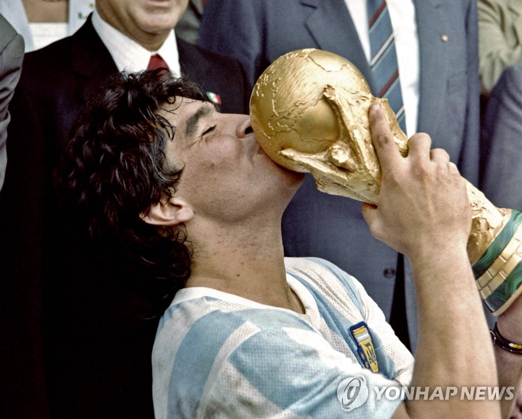 1986년 월드컵 당시 우승컵에 키스하는 마라도나