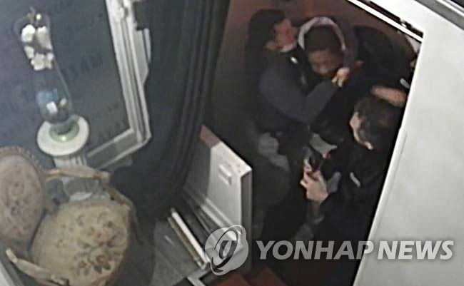프랑스 경찰관들에게 폭행당하는 음악 프로듀서 미셸 제클레르