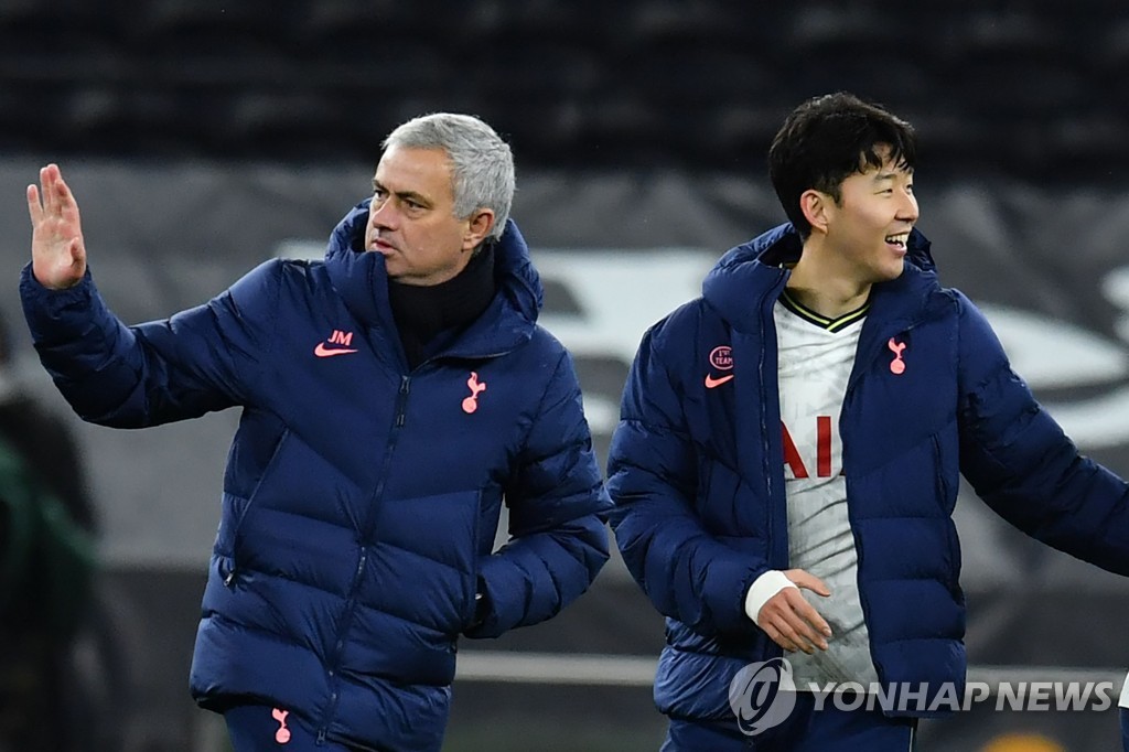 기뻐하는 조제 모리뉴 감독과 손흥민