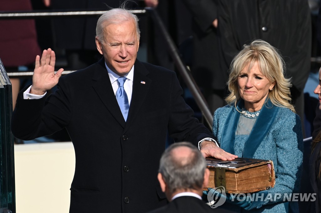 조 바이든(왼쪽)이 20일(현지시간) 미국 대통령 취임 선서를 하고 있다. [AFP=연합뉴스]