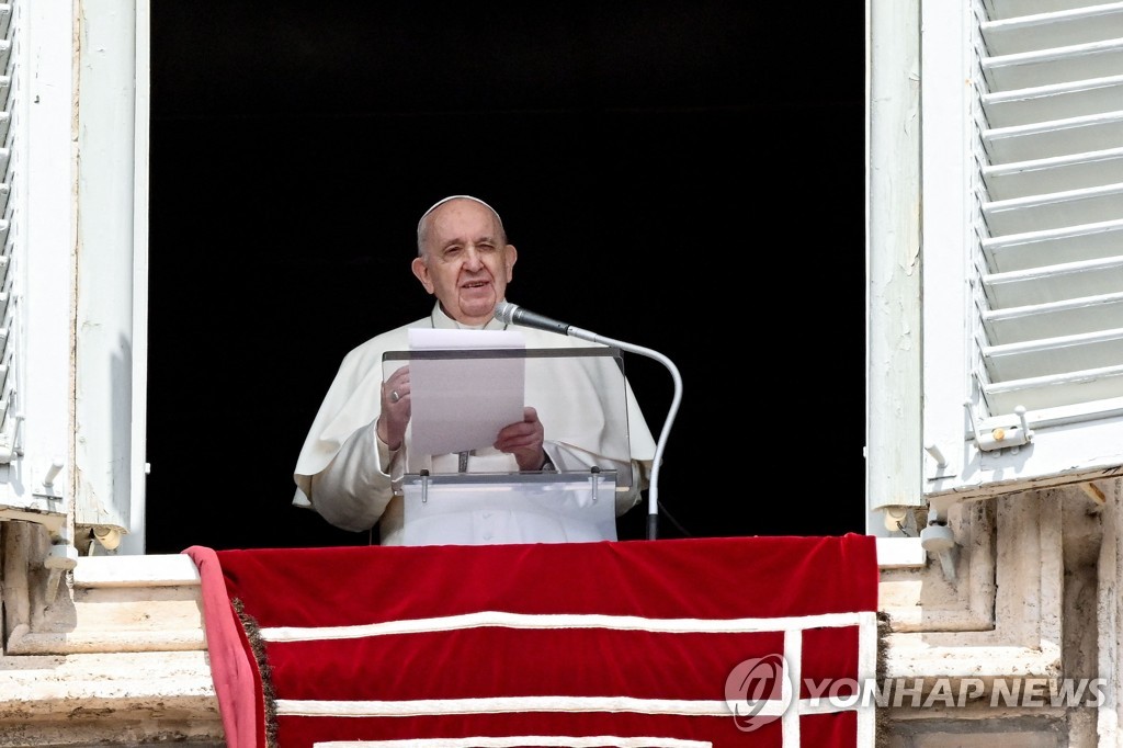 18일(현지시간) 바티칸 사도궁 창을 열고 성베드로광장의 신자들을 맞이한 프란치스코 교황. [AFP=연합뉴스]