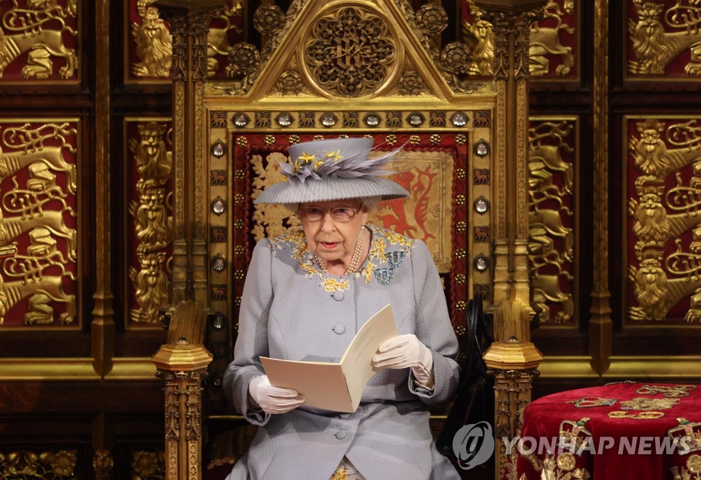 의회 연설 중인 엘리자베스 2세 영국 여왕