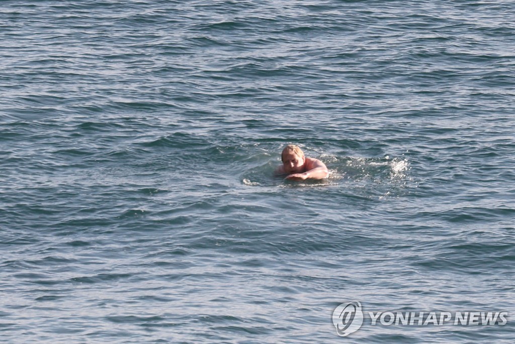 G7 정상회담 이튿날 아침 바다에서 수영 하는 보리스 존슨 영국 총리