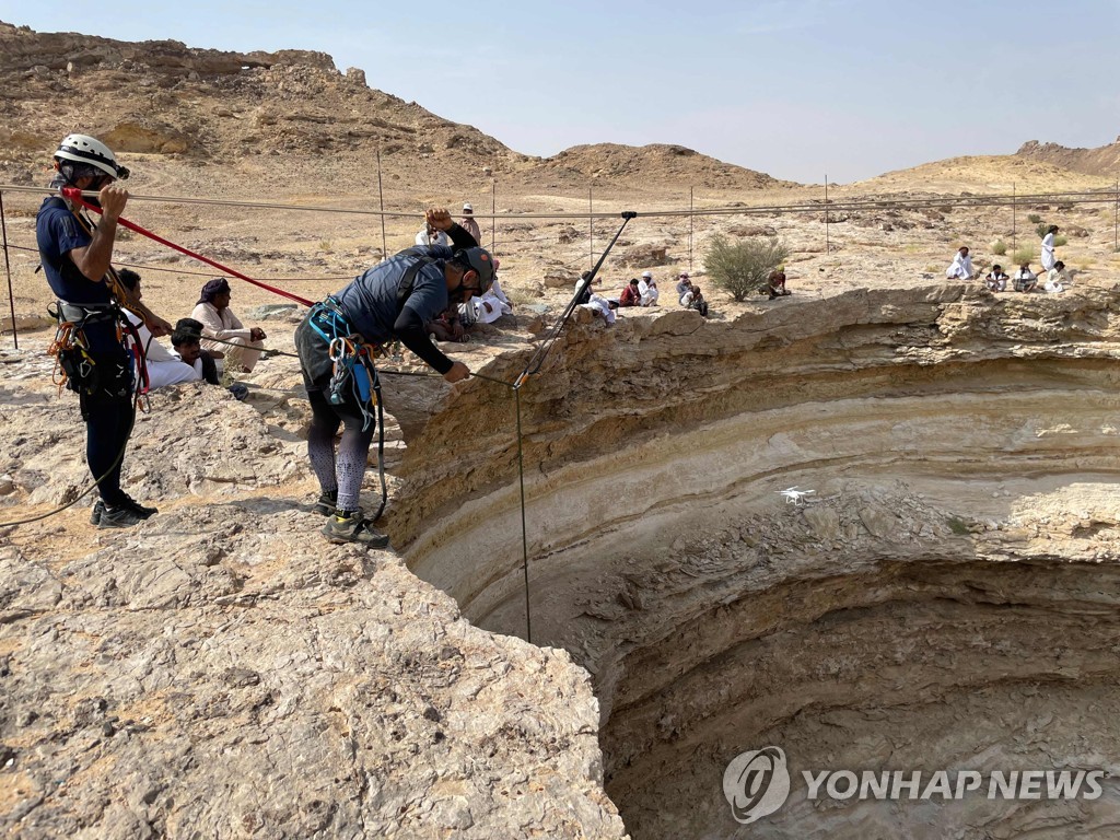예멘 동부 사막 웅덩이 내부 탐사