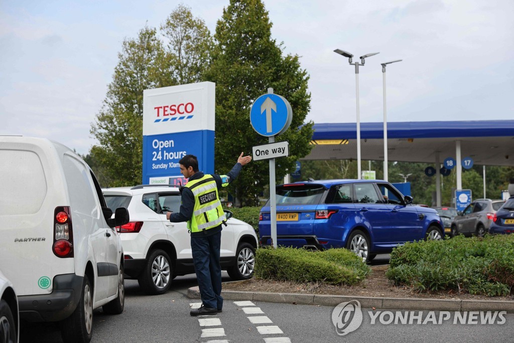 BRITAIN-POLITICS-TRANSPORT-PETROL-SHORTAGES
