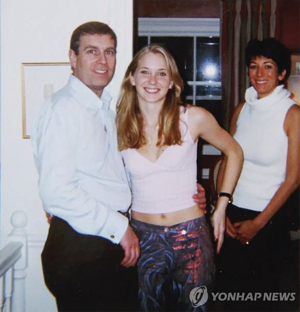 2001년 앤드루 왕자(좌측)가 원고 주프레(중앙)와 찍은 사진