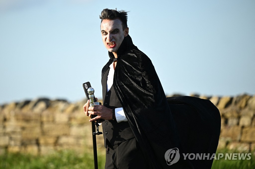 BRITAIN-LIFESTYLE-GOTHIC-VAMPIRE