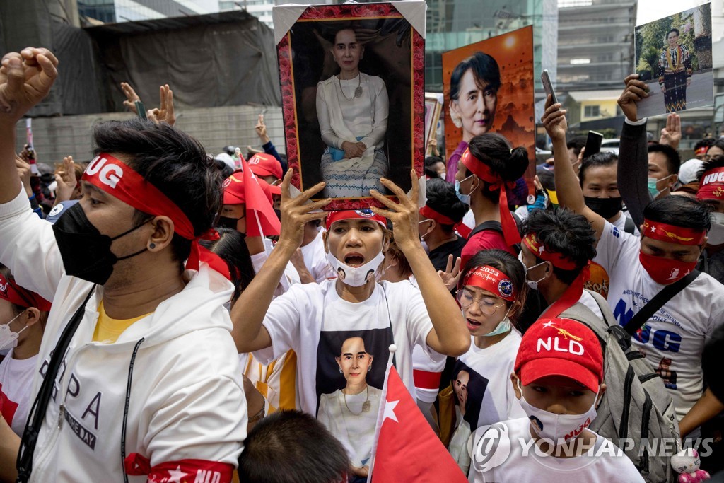 TOPSHOT-THAILAND-MYANMAR-MILITARY-COUP-ANNIVERSARY-DEMO