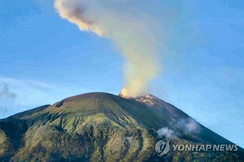 화산재 뿜어내는 인도네시아 레워톨록 화산