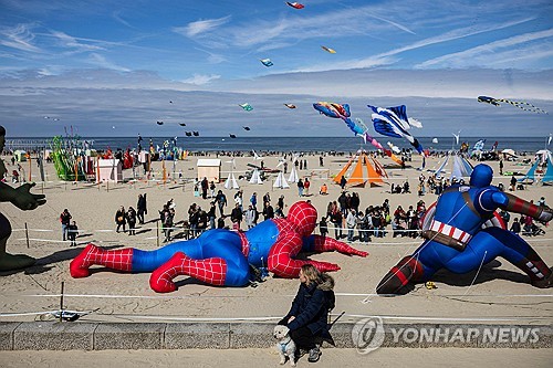 '바람을 가로질러'…프랑스 파드칼레 오팔 해변 '국제 연 축제'