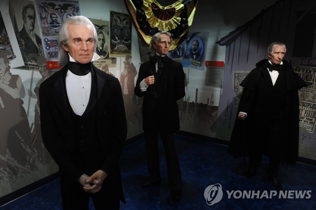역대 미국 대통령 모형. 가장 오른쪽에 윌리엄 해리슨 제9대 미국 대통령의 모형이 있다.