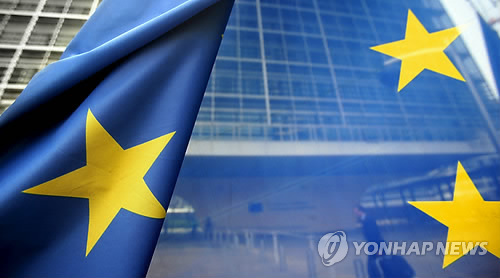 브뤼셀에 있는 EU 본부 앞 EU 깃발