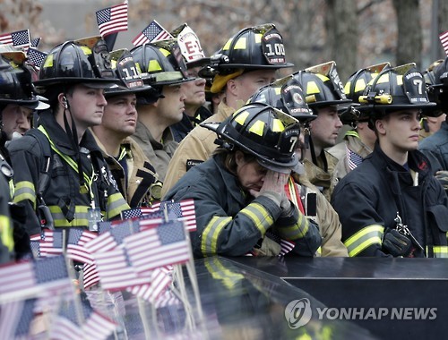 9.11 테러 당시 숨진 소방대원을 추모하는 동료 대원들