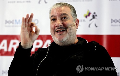 미국 행위예술가 스펜서 튜닉