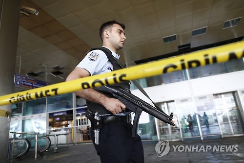 이스탄불 공항 경비하는 터키 경찰