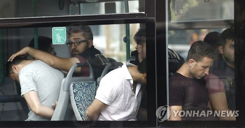 연행되는 터키 쿠데타 사범