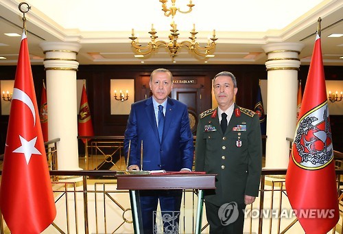 에르도안 터키 대통령(왼쪽)과 훌루시 아카르 터키군총사령관