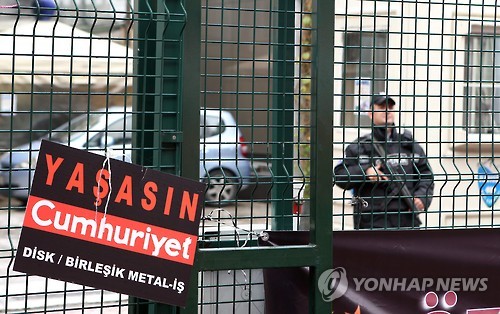이스탄불 시슐리에 있는 한 일간지 본사 입구