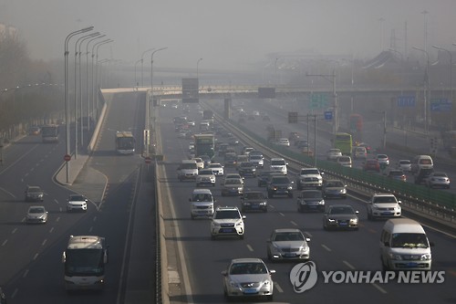 스모그로 뿌옇게 뒤덮인 中 베이징 도심