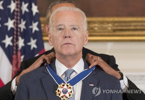자유메달을 수상하는 바이든 전 부통령