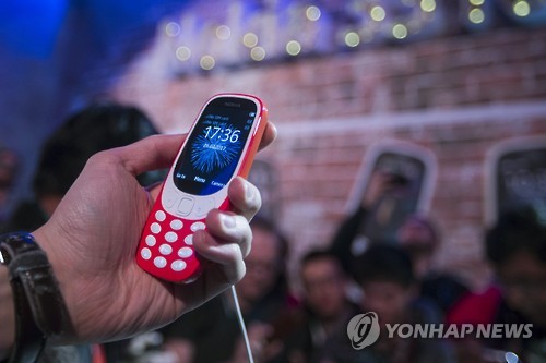 26일 모바일 월드 콩그레스에서 공개된 노키아 3310 (EPA=연합뉴스)
