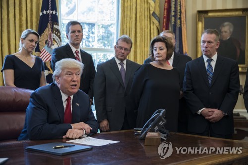 트럼프, '수입철강 조사' 행정각서 서명