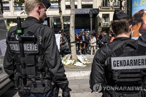 지난 4월 파리 총격테러 현장에서 경계 근무를 서고 있는 경찰