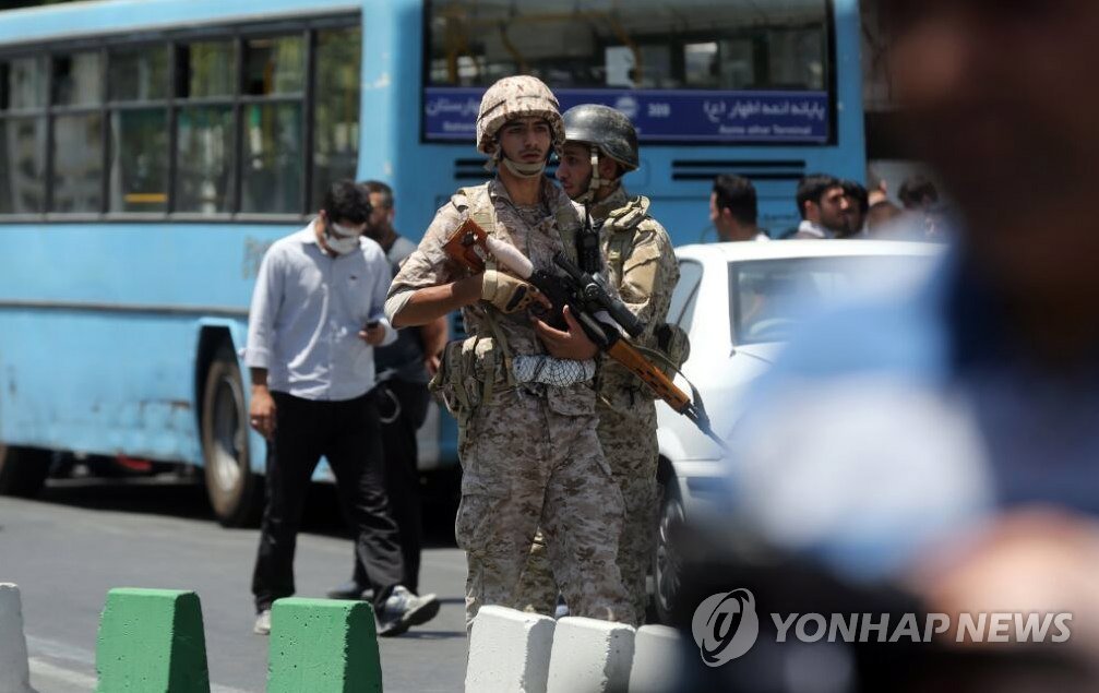  테러 공격이 발생한 이란 의사당 주변에서 경계를 서고 있는 군인