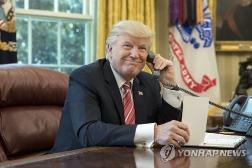 백악관 집무실에서 통화하는 트럼프 대통령