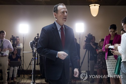 기자회견하는 쉬프 美 하원 정보위 민주당 간사