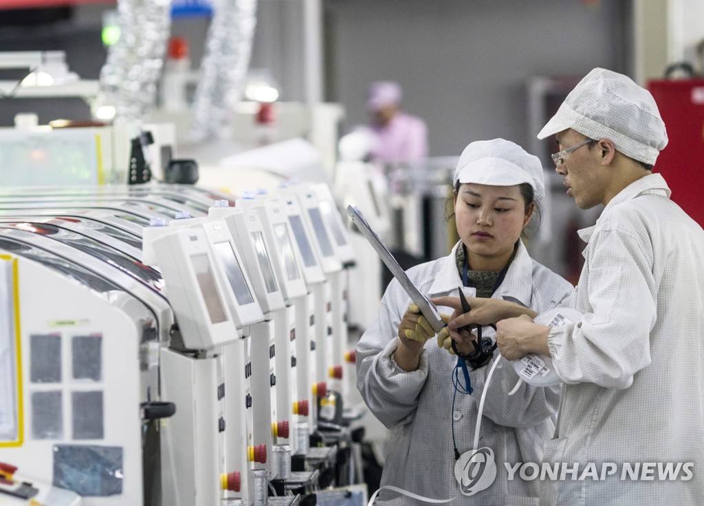 2018년 5월 28일 노키아와 화웨이 스마트폰 등을 생산하는 중국 구이저우성 폭스콘 공장에서 직원들이 작업을 하고 있다. [EPA=연합뉴스자료사진]