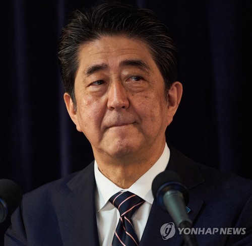 기자회견하는 아베 日총리