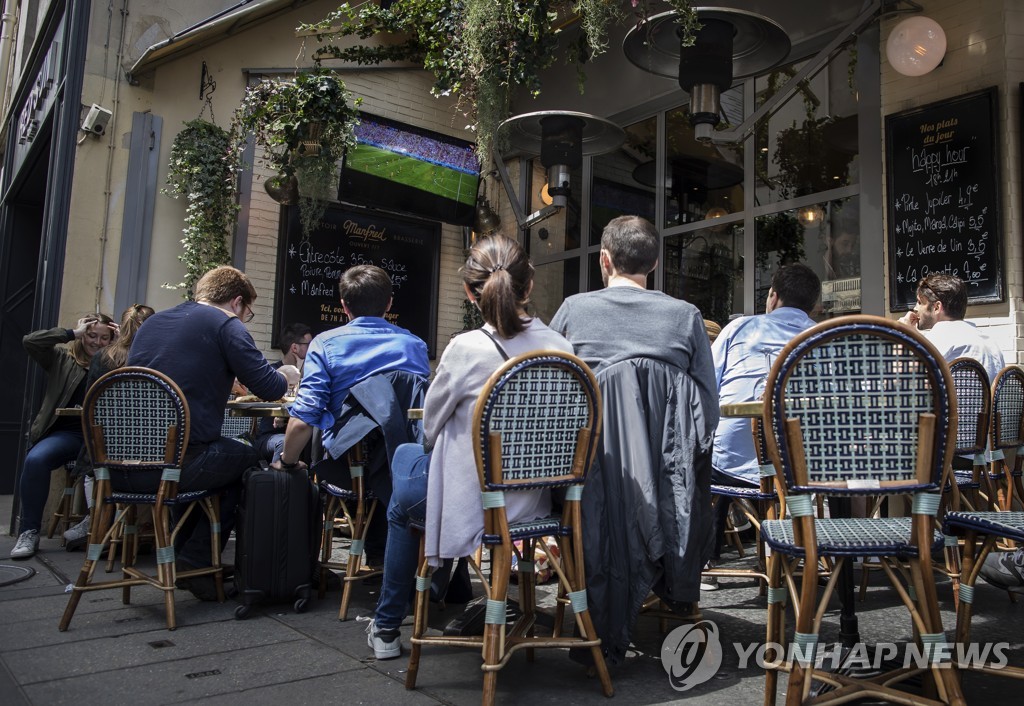 테라스 위에 난방기를 설치한 프랑스 파리의 카페 [EPA=연합뉴스 자료사진]