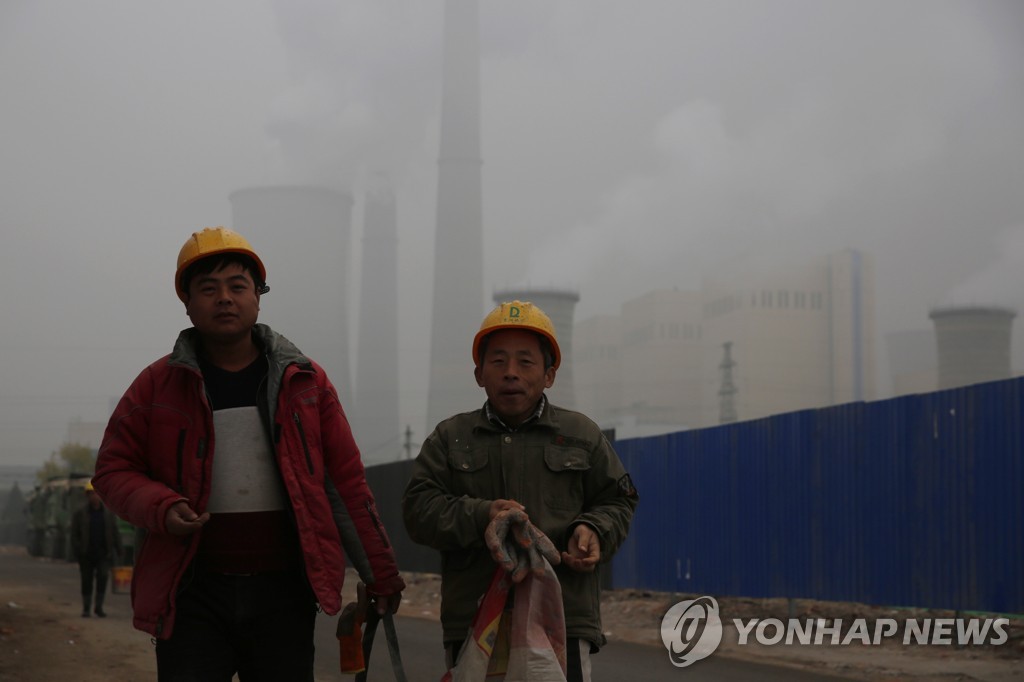 지난달 2일 베이징에서 노동자들이 발전소 옆으로 걸어가고 있다. [EPA=연합뉴스 자료사진]