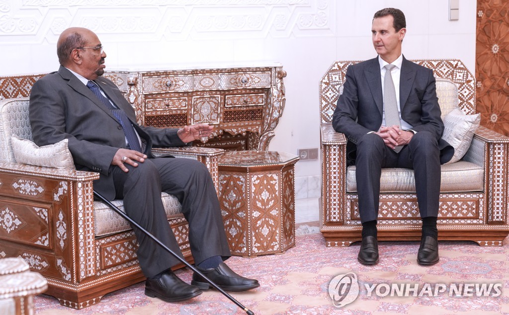 수단 대통령(왼쪽) 시리아 방문…"아랍지도자로는 내전 후 처음"