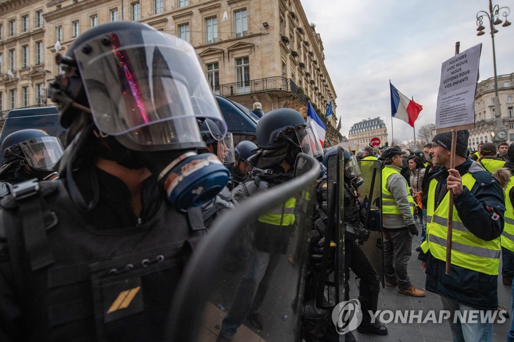 프랑스의 노란 조끼 시위대와 경찰들 [EPA=연합뉴스]