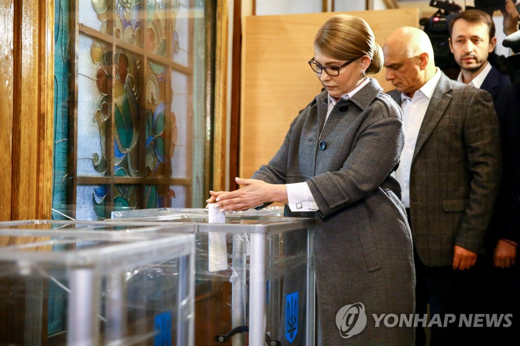(epa=연합뉴스) 투표하는 율리야 티모셴코 전 총리(맨 앞).