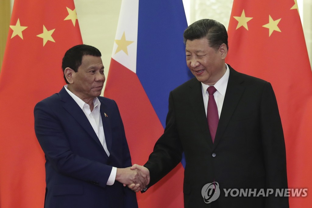 필리핀 대통령과 악수하는 시진핑 중국 국가주석(오른쪽)